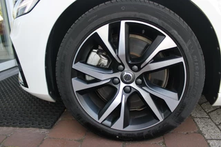 Volvo V60 Volvo V60 2.0 T6 340PK RECHARGE AWD R-DESIGN **NIEUWSTAAT!** | ELEKTRISCH BEDIENBARE VOORSTOELEN MET GEHEUGEN OP BESTUURDERSSTOEL | 18