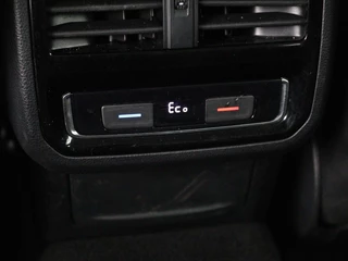 Volkswagen Passat Volkswagen Passat 1.4 TSI GTE | Stoel & stuurverwarming | Camera | Carplay | Trekhaak | Adaptive cruise | Standkachel | Navigatie | Full LED - afbeelding nr 35