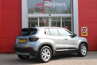 Jeep Avenger Jeep Avenger ALTITUDE 156PK 54 kWh | 3-FASE | ELEKTRISCH BEDIENBARE ACHTERKLEP | ACHTERUITRIJ CAMERA | NAVIGATIE | DRAADLOZE APPLE CARPLAY/ANDROID AUTO | ALL SEASON BANDEN | LICHTMETALEN VELGEN 17