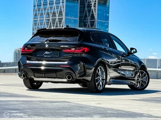 BMW 1 Serie BMW 1-serie M135i xDrive |Pano |HUD |H&K |Sfeer |Stuurverw. - afbeelding nr 2