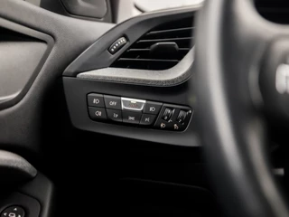BMW 1 Serie Automaat (VIRTUAL COCKPIT, APPLE CARPLAY, GROOT NAVI, STUUR/STOELVERWARMING, ADAPTIVE CRUISE, LEDER, CAMERA, SPORTSTOELEN, DAB+, GETINT GLAS, NIEUWSTAAT) - afbeelding nr 23