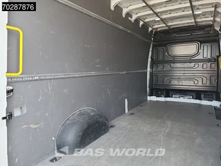 Volkswagen Crafter Volkswagen Crafter 140pk L4H3 Trekhaak Airco Cruise Camera Parkeersensoren Euro6 L3H2 15m3 Airco Cruise control - afbeelding nr 8