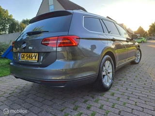 Volkswagen Passat Volkswagen Passat Variant 1.6 TDI Business Edition +Carplay - afbeelding nr 2