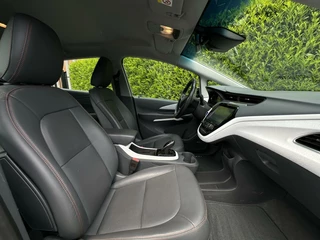 Opel Ampera-e Opel Ampera-e Business executive 60 kWh, NL AUTO, NAP, BOSE, LEDER, NAVI, CRUISE, KEYLESS, CAMERA, DODEHOEK, ECC-AIRCO, STOEL/STUURVERWARMING, LICHTMETAAL 17