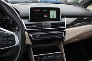 BMW 2 Serie BMW 2 Serie Active Tourer 225xe iPerformance High Executive / Panoramadak / Camera / Head-up / Leder / 18'' / Keyless / Navigatie / Stoelverwarming / DAB / Cruise Control - afbeelding nr 18