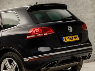 Volkswagen Touareg Volkswagen Touareg 3.0 TDI Sport 263Pk Automaat (PANORAMADAK, NAVIGATIE, LUCHTVERING, DYNAUDIO, STUUR/STOELVERWARMING, LEDEREN SPORTSTOELEN, TREKHAAK, ADAPTIVE CRUISE, XENON, CAMERA, NIEUWE APK, NIEUWSTAAT) - afbeelding nr 14