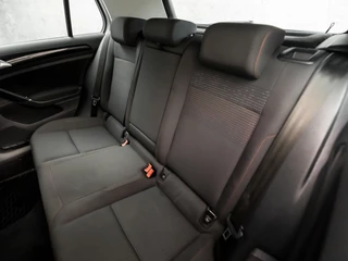 Volkswagen Golf Volkswagen Golf 1.0 TSI Luxury Automaat (APPLE CARPLAY, GROOT NAVI, CLIMATE, STOELVERWARMING, SPORTSTOELEN, ADAPTIVE CRUISE, LM VELGEN, GETINT GLAS, PARKEERSENSOREN, NIEUWE APK, NIEUWSTAAT) - afbeelding nr 15