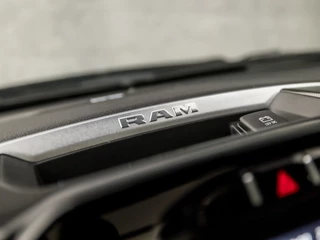 Dodge Ram 1500 Dodge Ram 1500 5.7 V8 4x4 Crew Cab Laramie 402Pk Automaat (PANORAMADAK, LUCHTVERING, GROOT NAVI, STOELKOELING, MEMORY SEATS, HARMAN/KARDON, TREKHAAK, STOELVERWARMING ACHTER, APPLE CARPLAY, NIEUWSTAAT) - afbeelding nr 29