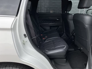 Mitsubishi Outlander Mitsubishi Outlander 2.4 PHEV Instyle 225 pk 4WD AUT. | 1e eigenaar | dealer onderhouden | leder interieur | trekhaak | navigatie - afbeelding nr 20