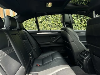 BMW 5 Serie BMW 5-serie 528xi High Executive, NL AUTO, NAP, PANO, NAVI, CRUISE, ECC-AIRCO, HUD, DODEHOEK, COMFORT STOELEN, CAMERA, LICHTMETAAL 17