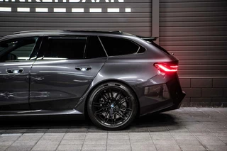 BMW M5 BMW 5-serie Touring M5 V8 Hybrid | Direct leverbaar | Pano | B&W | M Drive | - afbeelding nr 17