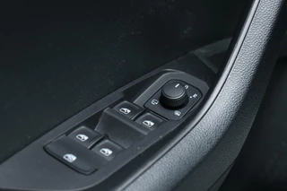 Škoda Karoq Skoda Karoq 1.5 TSI / 150 PK / DSG / Sportline / Black Edition / Panorama / Virtual Cockpit / Camera / Cruise Control / Trekhaak / 18
