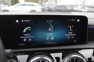 Mercedes-Benz A-Klasse Mercedes-Benz A-Klasse 180 Business Solution AMG / Panoramadak / Camera / Sfeerverlichting / Apple CarPlay / 18'' / DAB / Stoelverwarming / Cruise Control - afbeelding nr 18