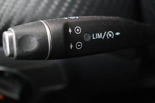 Mercedes-Benz A-Klasse Mercedes-Benz A-klasse 160 AMG Night | Panoramadak | Camera | Full LED |  Navigatie | Trekhaak | Cruise control | Park Assist | Airco | Half leder | Sportstoelen - afbeelding nr 14