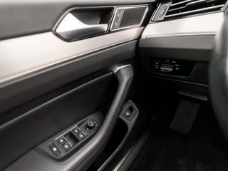 Volkswagen Passat Volkswagen Passat Variant 1.4 TSI ACT Highline 150Pk Automaat (APPLE CARPLAY, GROOT NAVI, CLIMATE, STOELVERWARMING, SPORTSTOELEN, KEYLESS, ADAPTIVE CRUISE, TREKHAAK, PARKEERSENSOREN, NIEUWSTAAT) - afbeelding nr 21