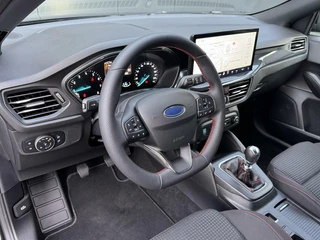 Ford Focus Ford Focus Wagon 1.0 EcoBoost Hybrid ST Line / FABRIEKSGARANTIE / CRUISE. / STOEL EN STUURVERW. / NAVI / DAB / - afbeelding nr 11