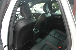 Volvo XC60 Volvo XC60 T6 Recharge AWD R-Design | Panoramadak | Parkeercamera | HUD | Pilot Assist | BLIS | Stoelverwarming | Trekhaak | Glossy Black | Keyless - afbeelding nr 19