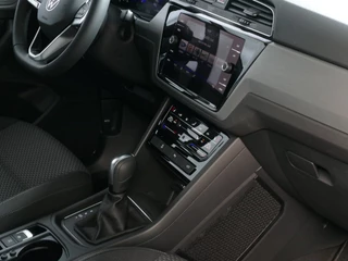 Volkswagen Touran Volkswagen Touran 1.5 TSI 150PK 7P CARPLAY NAVI CAMERA LED ELEK.KLEP VIR.COCKPIT DODE.HOEK DET. STOELVERW KEYLESS 7P 7PERS 11/2024 