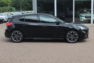 Ford Focus Ford Focus 1.0 EcoBoost Titanium Business ST-Line Camera / Navigatie / Keyless / B&O / 17'' / Stuurverwarming / DAB / Dodehoek / Cruise Control - afbeelding nr 5