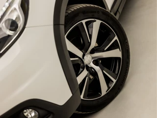 Peugeot 2008 Automaat (PANORAMADAK, APPLE CARPLAY, NAVIGATIE, CLIMATE, STOELVERWARMING, LEDER, SPORTSTOELEN, GETINT GLAS, CRUISE, LM VELGEN, NIEUWSTAAT) - afbeelding nr 33