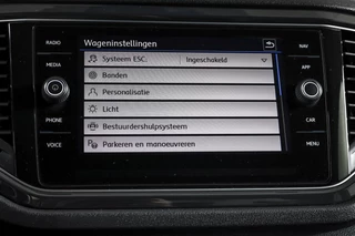Volkswagen T-Roc Volkswagen T-Roc 2.0 TSI 190 PK 4Motion Sport - Automaat | Dig. Cockpit | Cruise Control | Stoelverw. | PDC | NAV + App. Connect | ECC | Afn. Trekhaak | LM 17