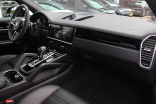 Porsche Cayenne Porsche Cayenne Coupé 3.0 / Trekhaak / Panoramadak / Camera / Luchtvering / 22'' / Bose / Stoelventilatie / Sportchrono / Stoelverwarming / DAB / ACC - afbeelding nr 13