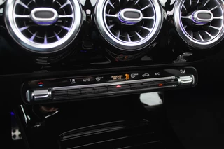 Mercedes-Benz A-Klasse Mercedes-Benz A-Klasse 180 Business Solution AMG / Panoramadak / Camera / Sfeerverlichting / Apple CarPlay / 18'' / DAB / Stoelverwarming / Cruise Control - afbeelding nr 24