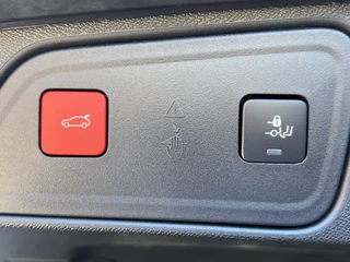 Peugeot 3008 Peugeot 3008 1.2 130 pk Automaat Allure Pack Navigatie Camera Carplay ACC DAB Stoelverwarming Keyless Led 18 Inch Velgen Zwart Dak Parkeersensoren Getint Glas - afbeelding nr 32
