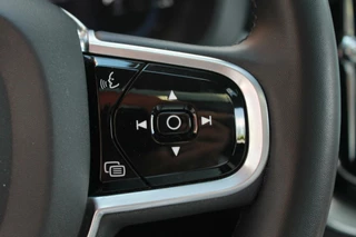 Volvo XC60 Volvo XC60 T6 Recharge AWD R-Design | Longe Range | Panoramadak | Stoelverwarming | 360° Camera | HUD | Trekhaak | Harman / Kardon | Glossy Black - afbeelding nr 35