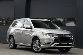 Mitsubishi Outlander Mitsubishi Outlander 2.4 PHEV Intense AWD Trekhaak AppleCarplay Leder/Alcantara Pdc Chroom Lmv 108000KM BJ2020 - afbeelding nr 1
