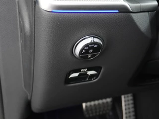 Mercedes-Benz GLC Mercedes-Benz GLC 300e AMG // Trekhaak // Distronic // Panoramadak // Memory // 360 Camera // Keyless // 20 inch - afbeelding nr 23