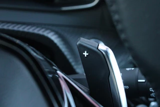 Peugeot 2008 Peugeot 2008 1.2 Hybrid 136PK AUTOMAAT ALLURE | NIEUWE AUTO! | KEYLESS ENTRY/START | PARKEERSENSOREN VOOR + ACHTER | 17