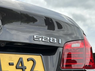 BMW 5 Serie BMW 5-serie 528xi High Executive, NL AUTO, NAP, PANO, NAVI, CRUISE, ECC-AIRCO, HUD, DODEHOEK, COMFORT STOELEN, CAMERA, LICHTMETAAL 17