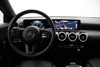Mercedes-Benz A-Klasse Mercedes-Benz A-Klasse 180 Business Solution Automaat - Camera, Digital Cockpit, Leer - afbeelding nr 3