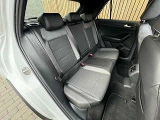 Volkswagen T-Roc Volkswagen T-Roc 1.5 TSI R-line Automaat | Panoramadak | LED | Stoelverwarming | Keyless entry&start | Elektrisch bedienbare achterklep | DAB radio | Apple CarPlay | Parkeersensoren voor en achter | Achteruitrijcamera - afbeelding nr 43