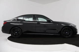 BMW 3 Serie BMW 3-serie 320i High Executive Edition (PARKEERSENSOREN, STOELVERWARMING, LEER, NAVIGATIE, NL-AUTO) - afbeelding nr 12
