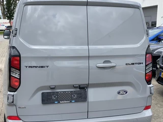 Ford Transit Custom Ford Transit Custom 320 2.5 PHEV L2H1 Limited DC 233pk | Dubbele Cabine | Dubbele zijschuifdeur | 12-weg verstel- en verwarmbare AGR Stoelen | Inklapbare trekhaak | 17 inch lichtmetalen velgen | Driver Assistance Pack Premium  | Verwarmbaar stuurwiel | Bekleding zijwand en achterdeuren (volledig)  | PRIJS EX. BTW INCL. BPM - afbeelding nr 12