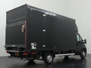 Peugeot Boxer Peugeot Boxer 2.2BlueHDi 165PK Bakwagen+Laadklep | Airco | Cruise | Zijdeur | Dakspoiler | 3-Persoons | Camera - afbeelding nr 2