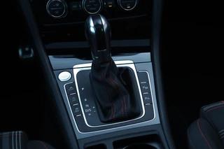 Volkswagen Golf Volkswagen Golf 7.5 GTI DSG / Vol Opties! / 230PK! / DSG / ACC / Pano / Virtual Cockpit / Camera / Keyless / Navi / 19