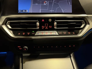 BMW 3 Serie BMW 3 Serie Touring 330e M-Sport DRAVITGRAU PANO/LASER/HEAD-UP/ADAPTIVE M-ONDERSTEL/KEYLESS/19