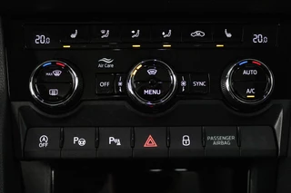 Škoda Karoq Skoda Karoq 1.5 TSI ACT Style Business (PANORAMADAK, STOELVERWARMING, CAMERA, ELEKTR STOELEN, SFEERVERLICHTING, NL-AUTO) - afbeelding nr 18