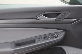 Volkswagen Golf Volkswagen Golf 1.5 eTSI R-Line / Panoramadak / Camera / Harman Kardon / Matrix LED / 18'' / Navigatie / DAB / ACC / Dodehoek / Stuurverwarming / Stoelverwarming - afbeelding nr 33