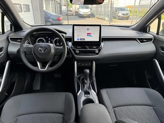 Toyota Corolla Cross Toyota Corolla Cross Hybrid 140 Dynamic ook in kleur zwart en blauw - afbeelding nr 4