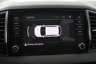 Škoda Karoq Skoda Karoq 1.5 TSI ACT Style Business (PANORAMADAK, CRUISE ADAPTIEF, PARKEERSENSOREN, STOELVERWARMING, NAVIGATIE, AUTOMAAT) - afbeelding nr 17