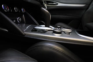 Alfa Romeo Stelvio Alfa Romeo STELVIO 2.0 T AWD 6C Villa d'Este / Acc / Lane Assist / HK / Dode Hoek / Camera / Open Panoramadak / Led / Pdc / 20 Inc - afbeelding nr 15