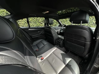 BMW 5 Serie BMW 5-serie 528xi High Executive, NL AUTO, NAP, PANO, NAVI, CRUISE, ECC-AIRCO, HUD, DODEHOEK, COMFORT STOELEN, CAMERA, LICHTMETAAL 17