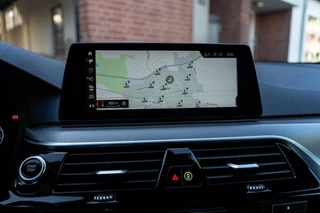 BMW 5 Serie BMW 5-serie 530e High Executive M-Sport 360 / HUD / B&W - afbeelding nr 16