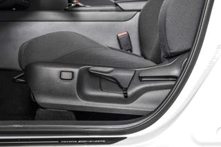 Toyota C-HR Toyota C-HR 2.0 Hybrid 200 Dynamic | Dig. Cockpit | Adapt. Cruise | Stoel-+Stuurverw. | PDC | Camera | NAV + App. Connect | ECC | LM 18