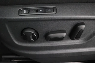 Škoda Karoq Skoda Karoq 1.5 TSI ACT Style Business (PANORAMADAK, STOELVERWARMING, CAMERA, ELEKTR STOELEN, SFEERVERLICHTING, NL-AUTO) - afbeelding nr 22