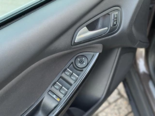 Ford Focus Ford Focus Wagon 1.0 Automaat Dealeronderhouden Volle opties Stuurverwarming Parkeerhulp+sensoren Cruise Navigatie Bluetooth - afbeelding nr 22